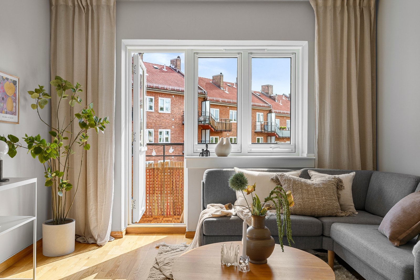 God takhøyde og store vindusflater som slipper inn behagelig og naturlig lys. Galleribilde