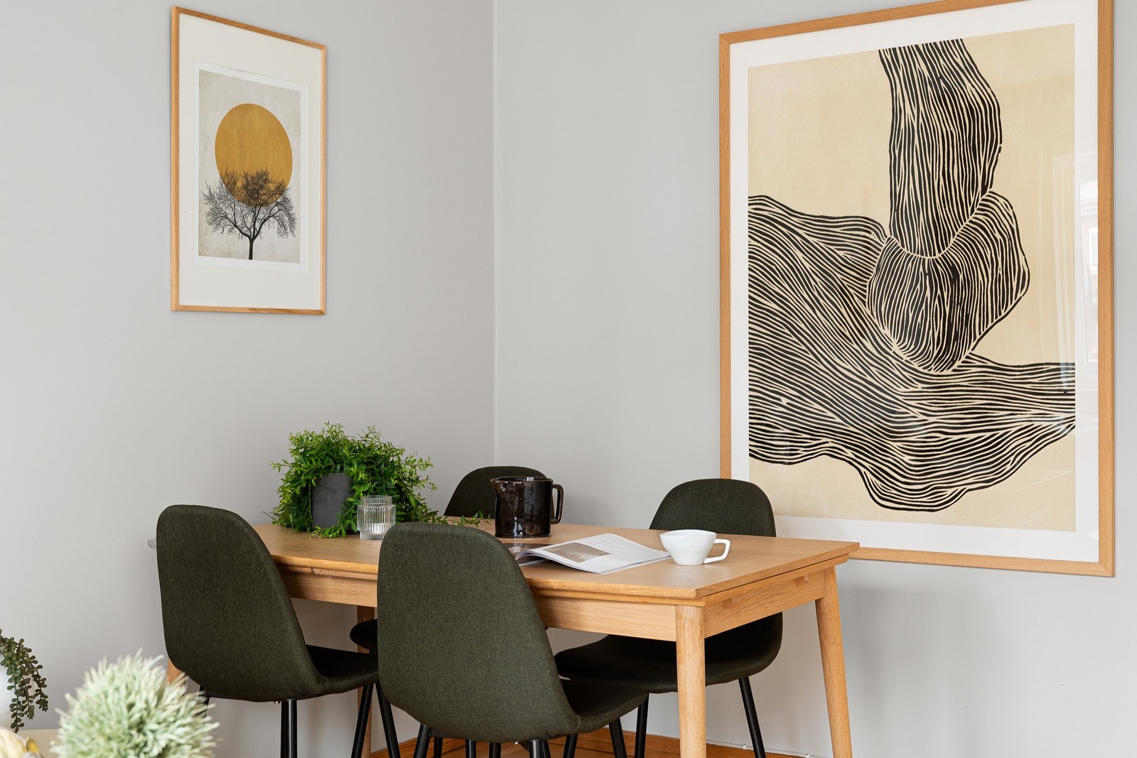 Opplev et lyst og innbydende spiseområde i stuen. Galleribilde