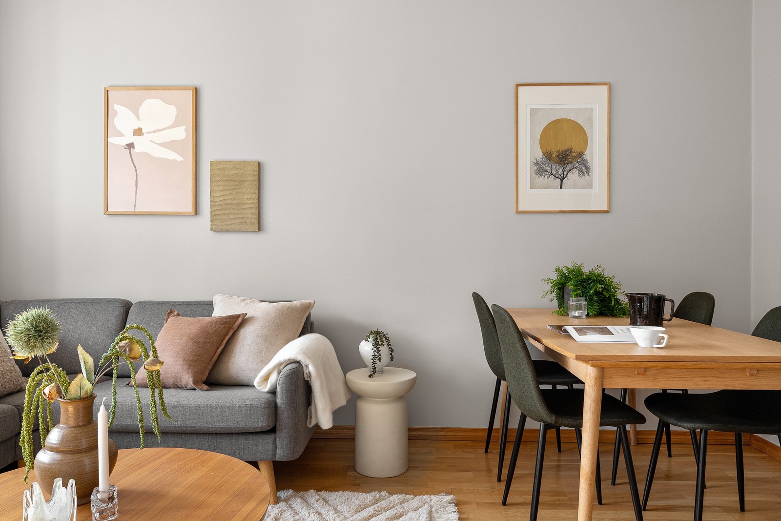 Stuen er stor nok for både en sofagruppe for avslapning og en sittegruppe for måltid og selskap. Galleribilde