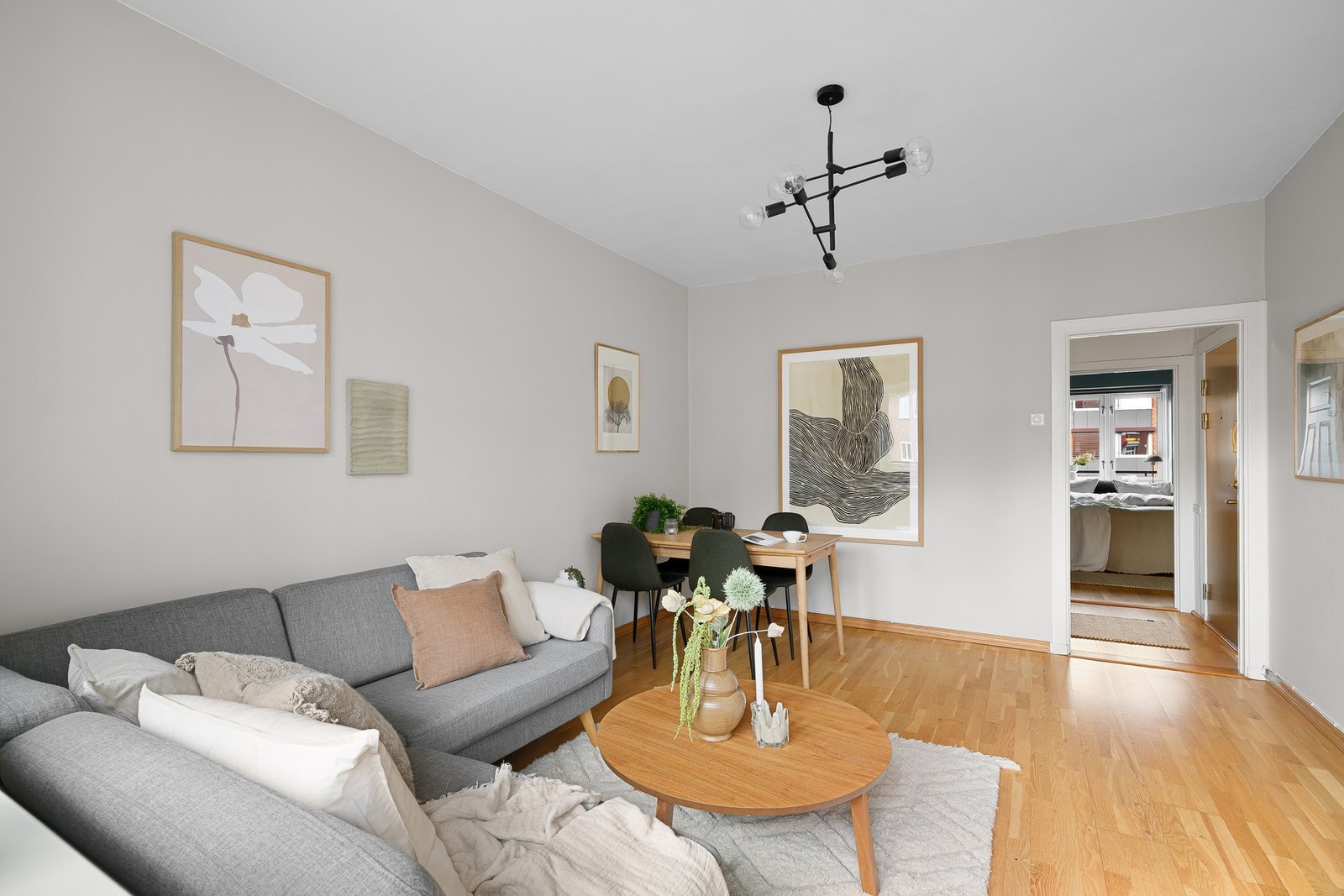 Stuens vegger ble helsparklet og malt i 2018 med en myk farge. Galleribilde