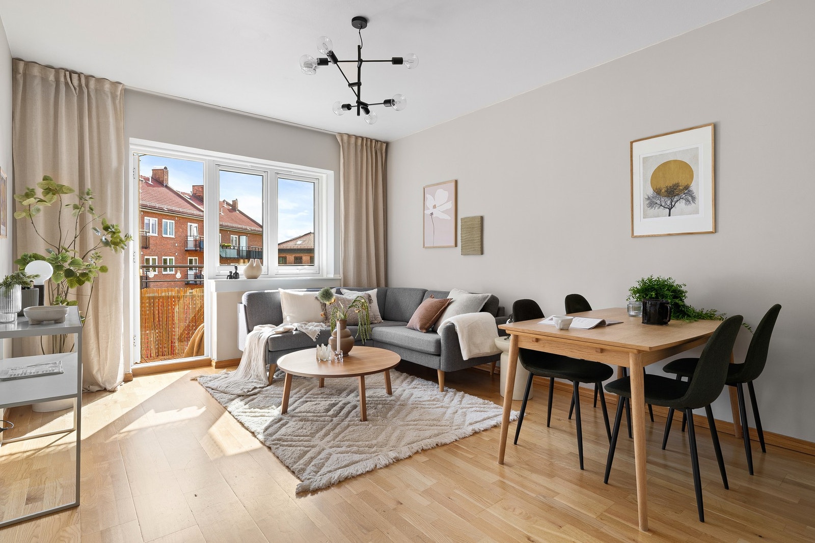 Lys og romslig stue med plass til sittegruppe, spisebord og tv-løsning med tilhørende møblement. Galleribilde