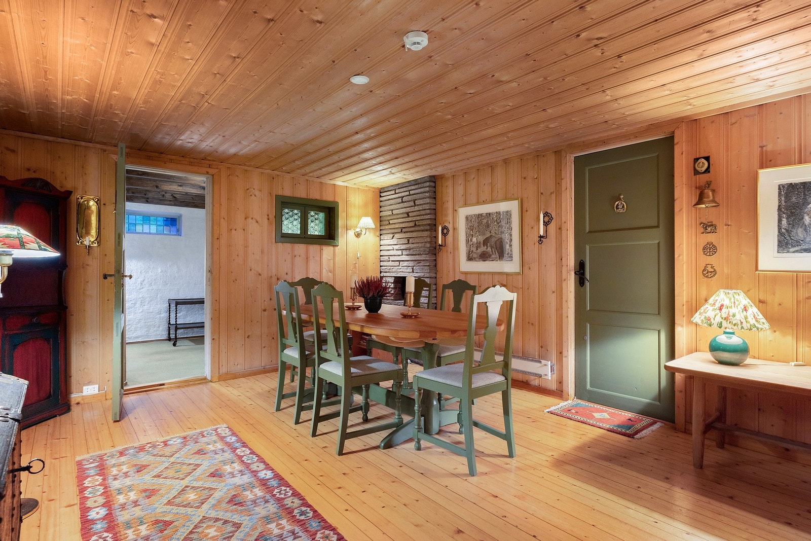 Rom benyttet som kjellerstue er av god størrelse. Galleribilde