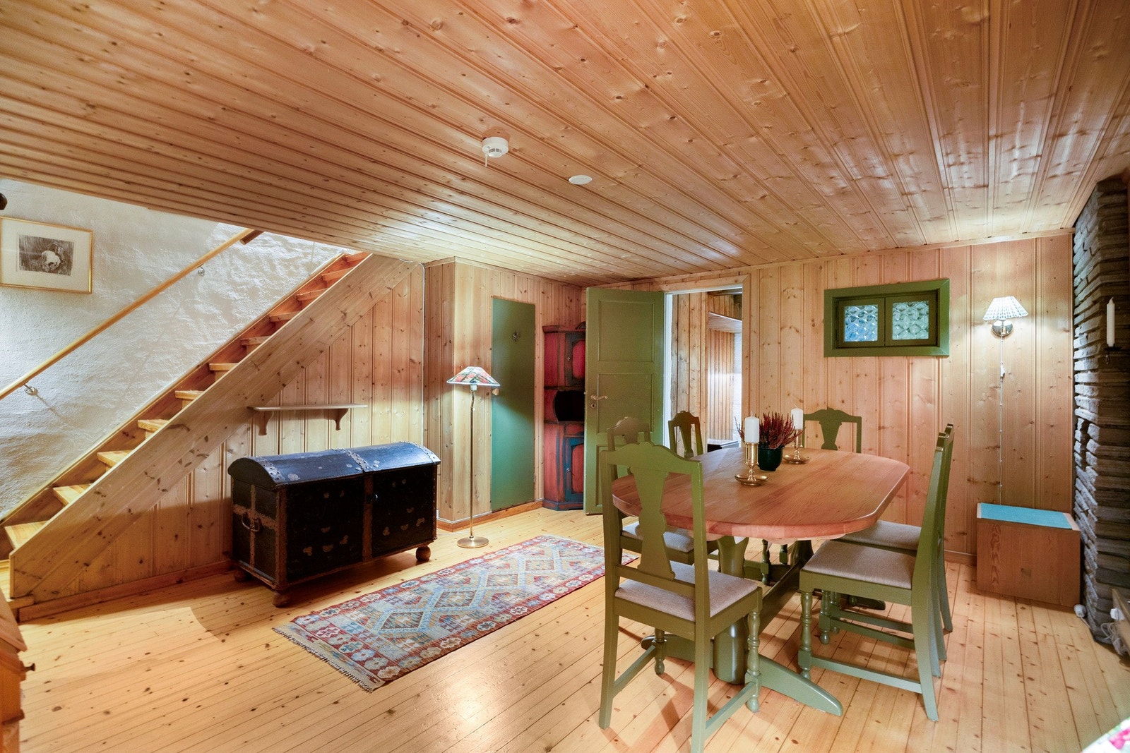 Kjelleretasjen har rom innredet som kjellerstue, rom benyttet som vaskerom og bod. Galleribilde