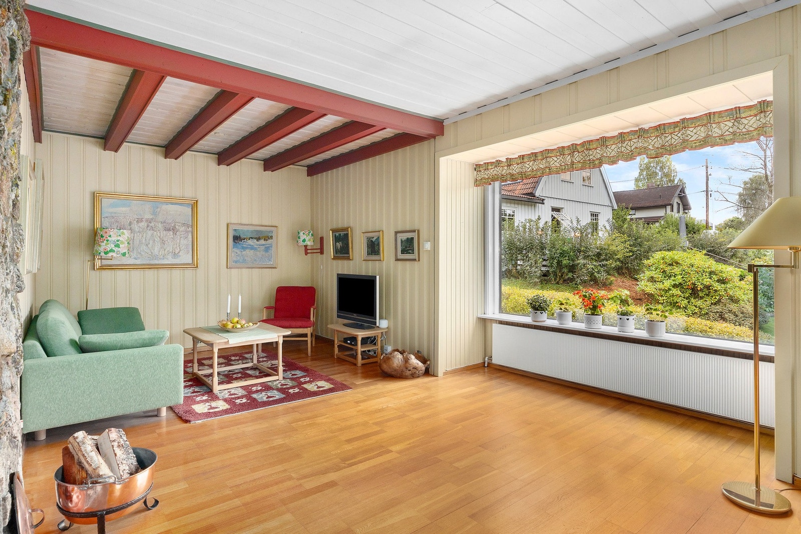 Fin utsikt fra store vinduet plassert i stuen. Galleribilde