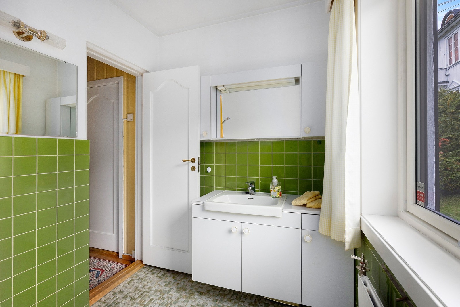 Flislagt bad med gulvvarme og radiator som oppvarming Galleribilde