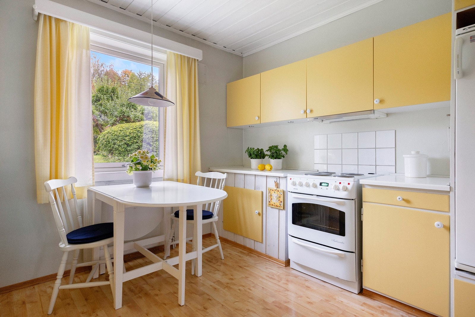 Kjøkkenet har slette fronter med laminat benkeplate. Galleribilde