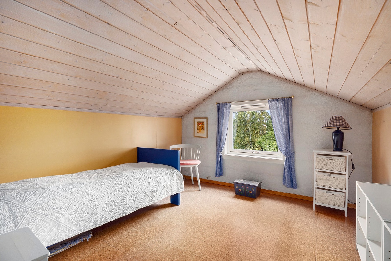 Loftetasjen er ikke omsøkt og dermed ikke godkjent til varig opphold. Loftetasjen byr på 2 rom innredet som soverom, samt et råloft. Galleribilde