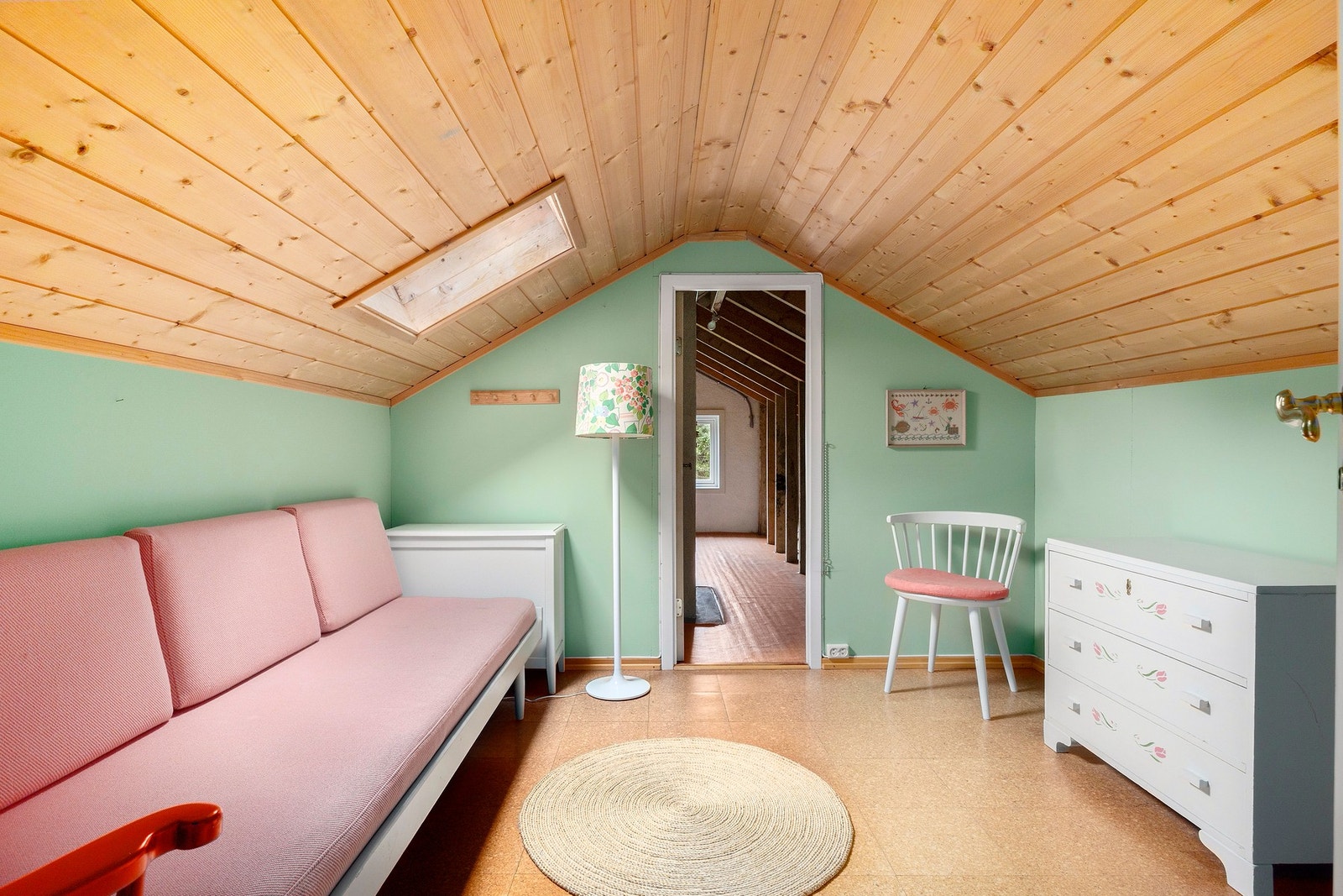 Rom 2 innredet loftstue. Galleribilde