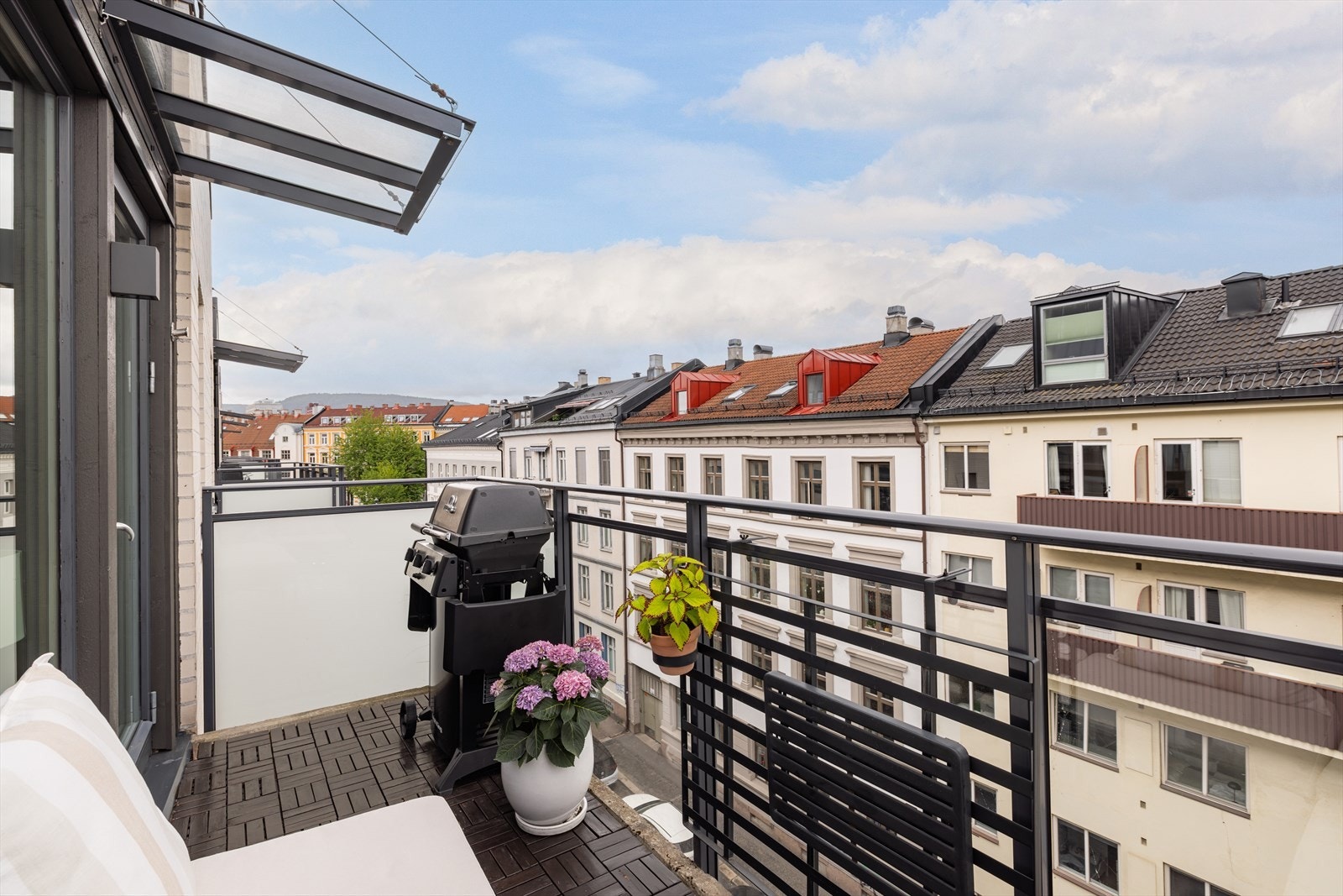 Balkongen er på ca. 5 m², har plass til ulike utemøbler. Det er tillatt med elektrisk eller gassgrill! Galleribilde