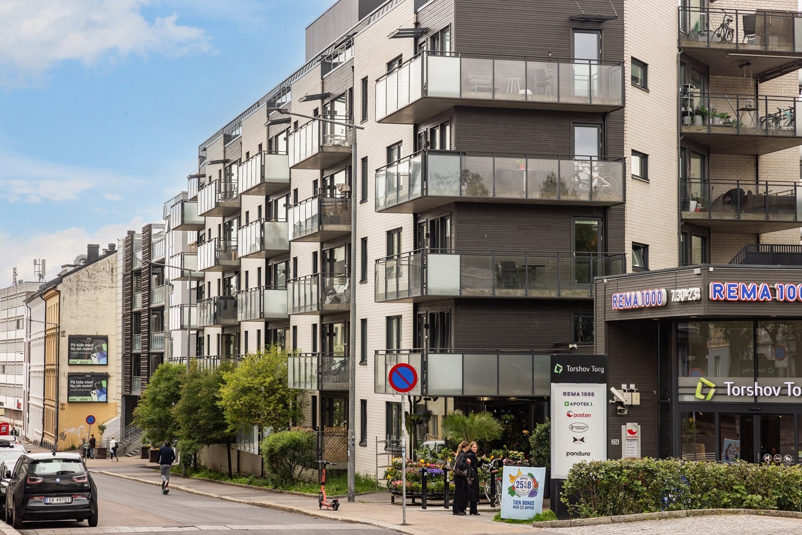 Leiligheten ligger sentralt til på Torshov Torg med Rema 1000 med post i butikk, apotek, blomsterbutikk, m.m. i umiddelbar nærhet Galleribilde