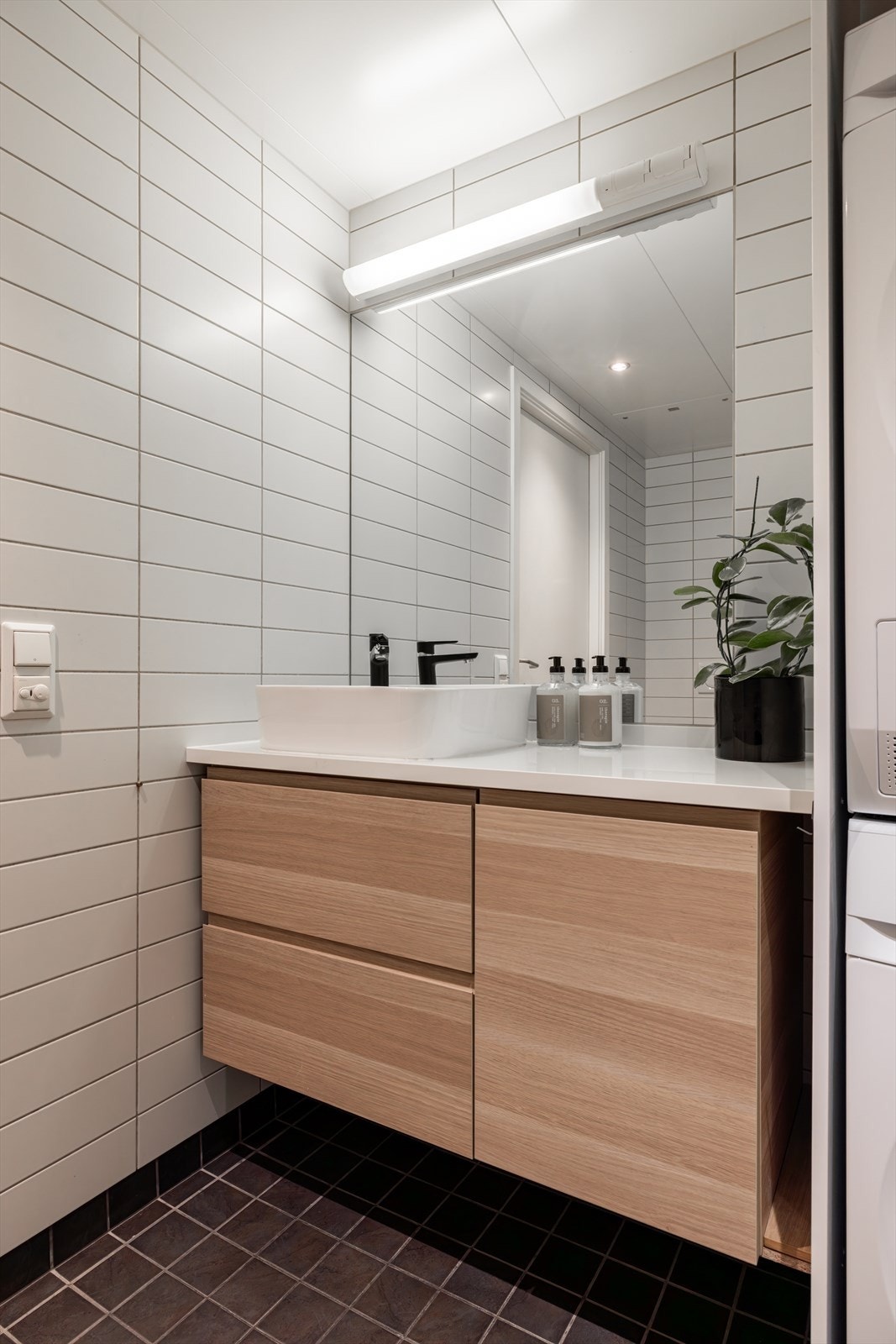 Badet har pene, flislagte overflater, elektriske varmekabler i gulvet og downlights i taket. Badet har balansert ventilasjon Galleribilde