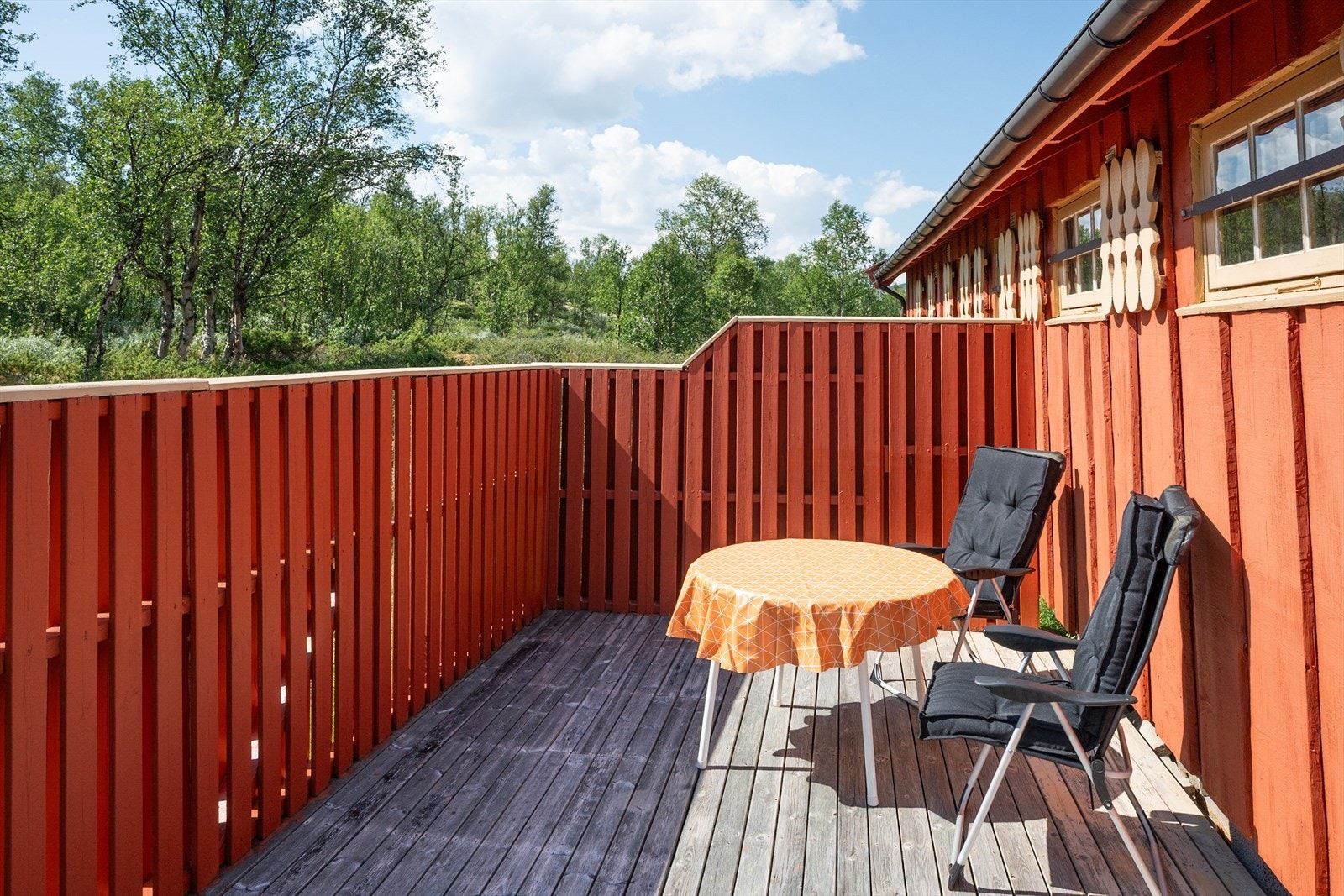 Det er god plass til utemøblement. Galleribilde
