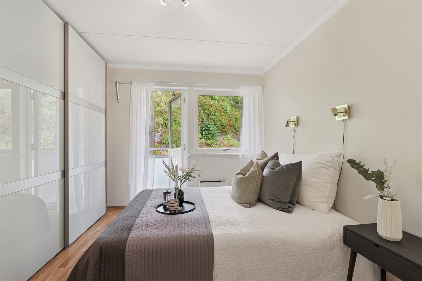 Soverom 1 benyttes i dag som hovedsoverom og er innredet med stor skyvedørsgarderobe. Utgang til egen balkong. Galleribilde