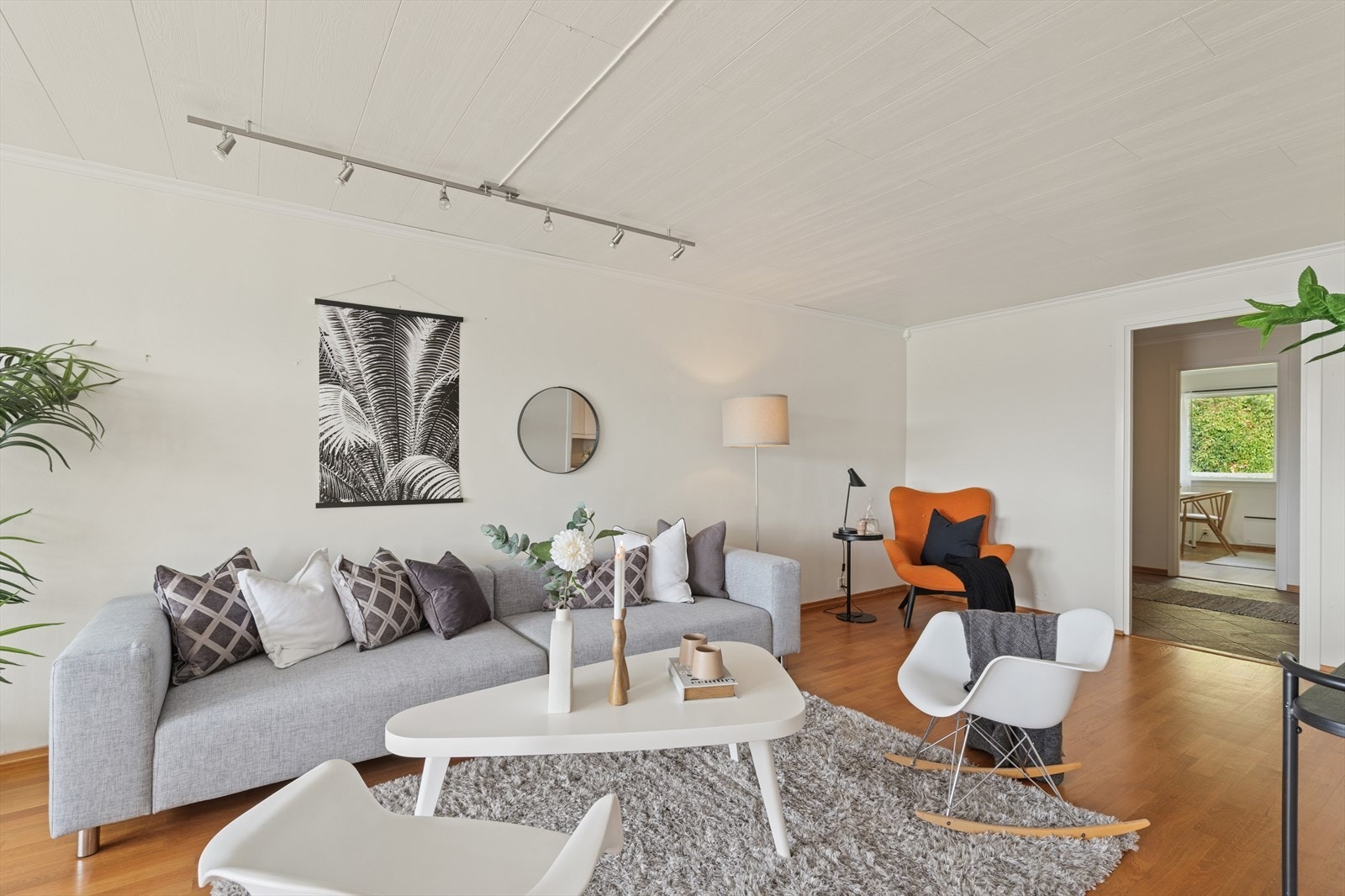 Stue og kjøkken ligger i åpen løsning. Et stort og innbydende rom med store vindusflater som sørger for rikelig med lysinnslipp, samtidig som de lar deg nyte den flotte utsikten. Galleribilde