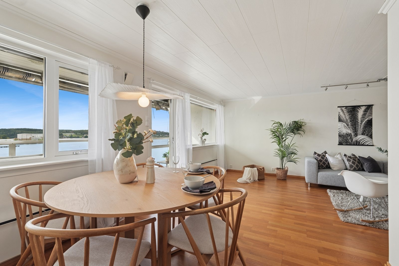 Her har man god plass til å møblere i flere soner med både sofa- og spisegruppe. Galleribilde