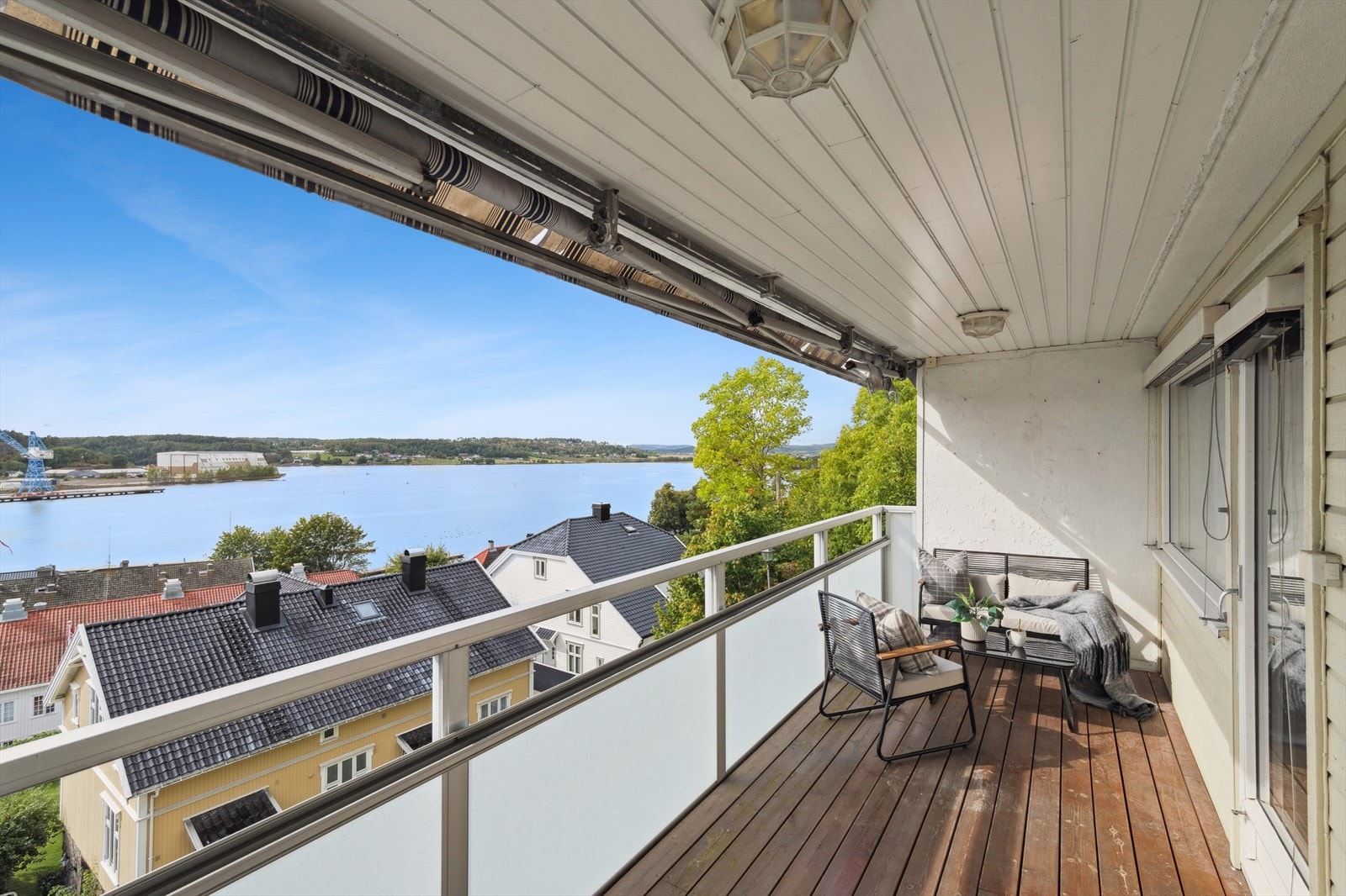 Med utgang fra stuen har man en romslig og overbygget balkong på 11 kvm med gode utsikts og solforhold. Galleribilde