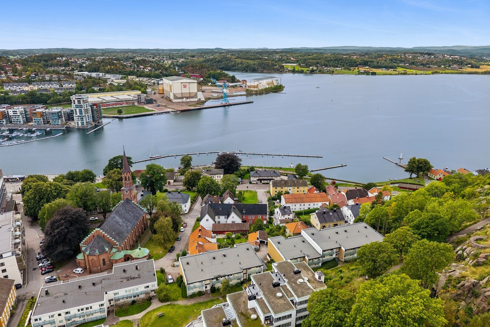 Leiligheten har en fantastisk utsikt over innseilingen til Tønsberg med sen kveldssol i sommerhalvåret. Galleribilde