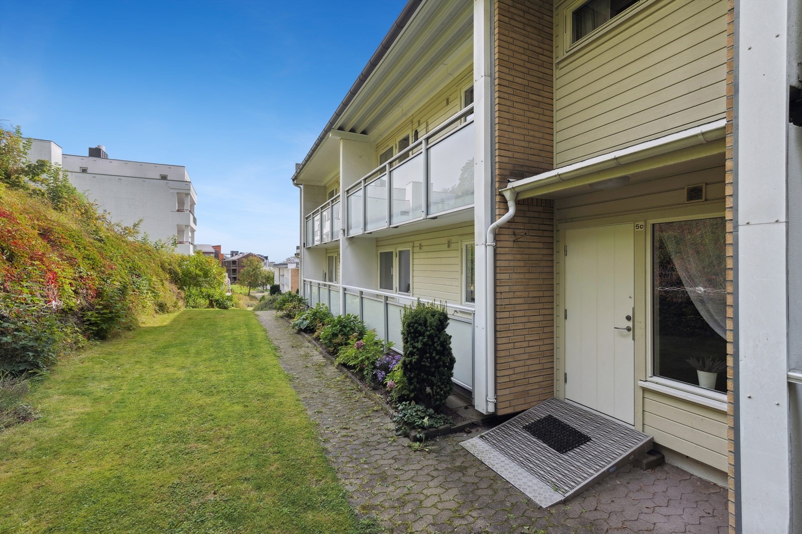 Inngang til byggets 2. etasje fra baksiden av leilighetene. Galleribilde