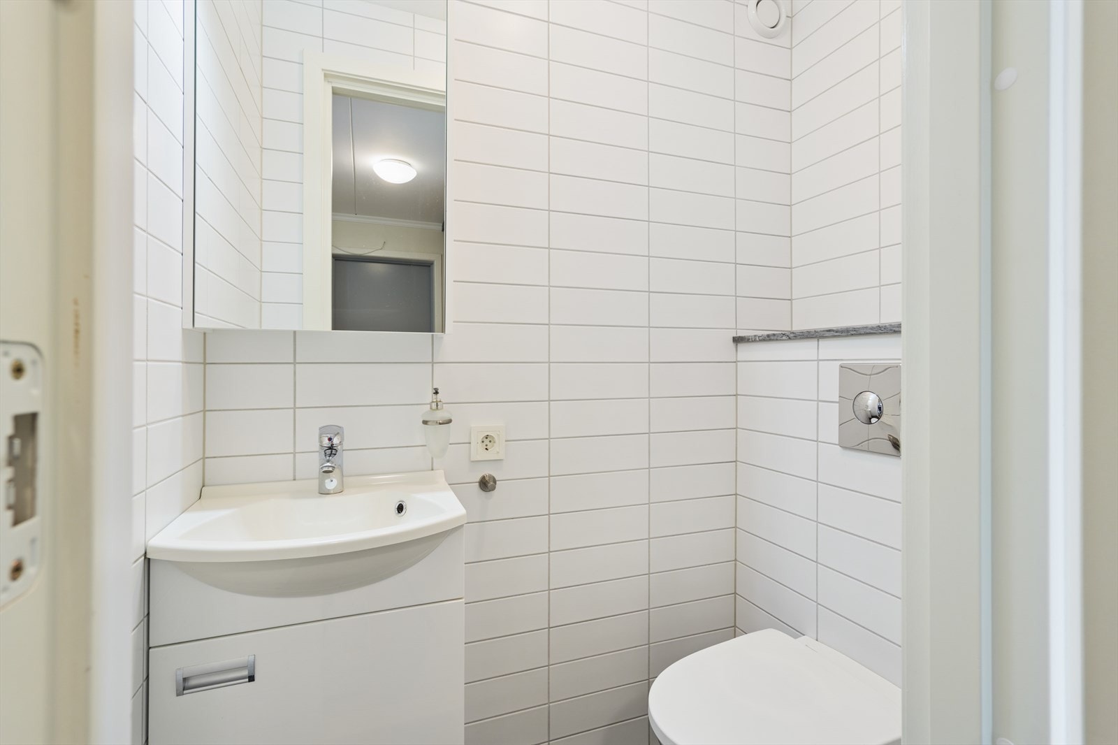 I tilknytning til entreen har man også er toalettrom som er praktisk for å slippe å ha gjester inn på baderommet. Galleribilde