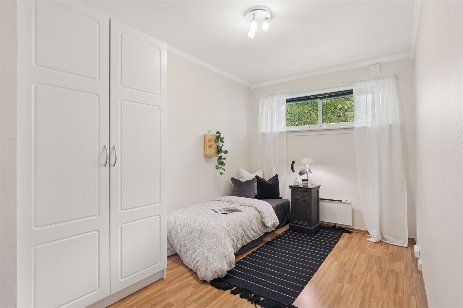 Soverom 3. Også her har man god plass til både seng, garderobe og tilhørende møblement. Galleribilde