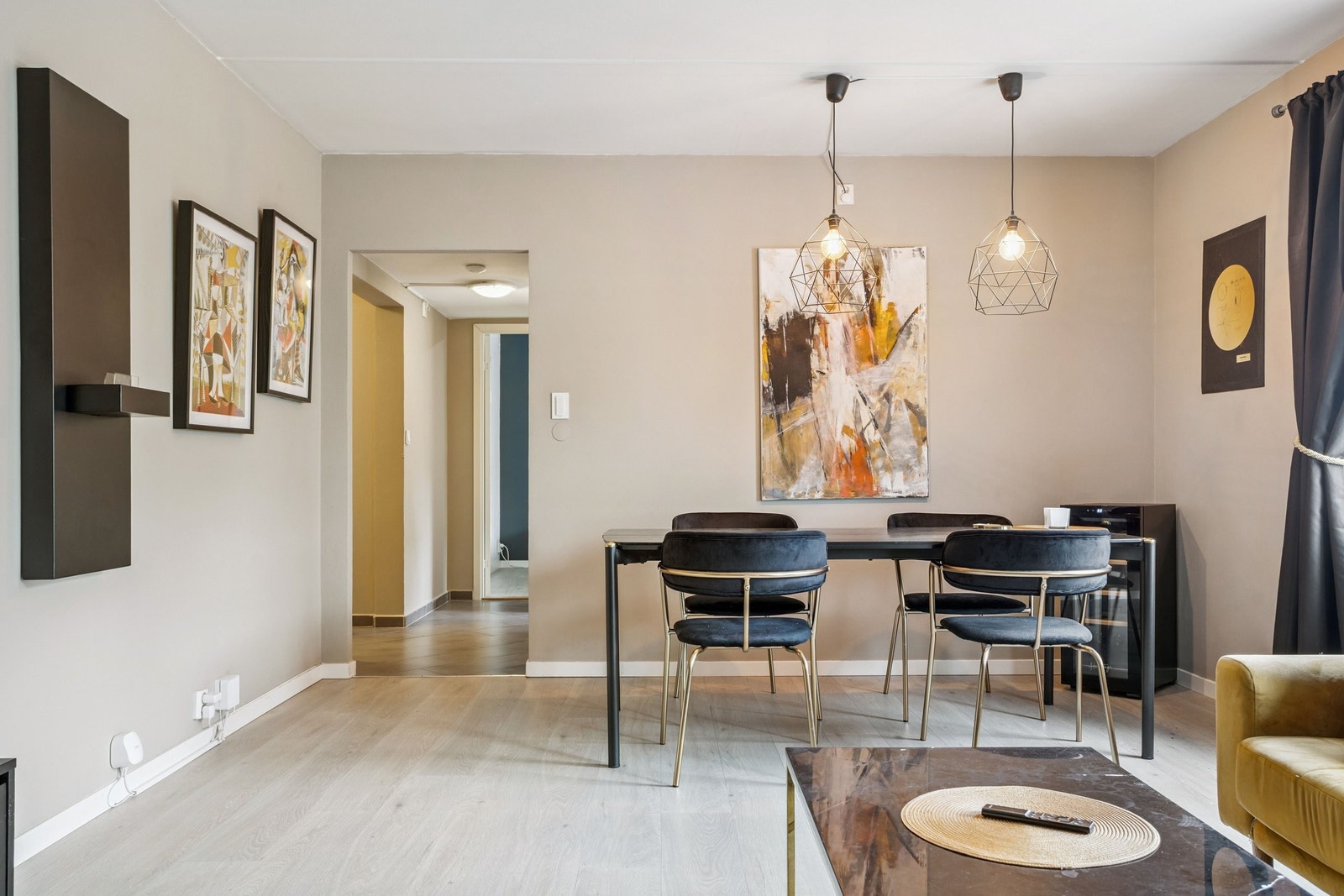 Stor stue med god plass til spisebord (Sofa, stuebord, og spisebord kan kjøpes i tillegg) Galleribilde