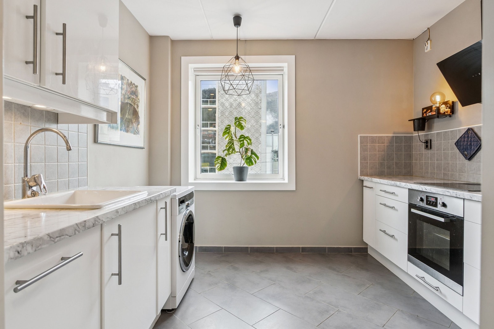 Kjøkken har integrerte hvitevarer. Vaskemaskin installert på kjøkken. Galleribilde