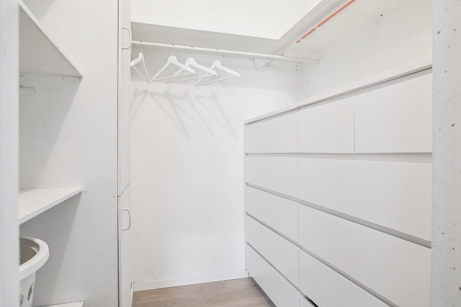 Walk-in closet på soverom Galleribilde