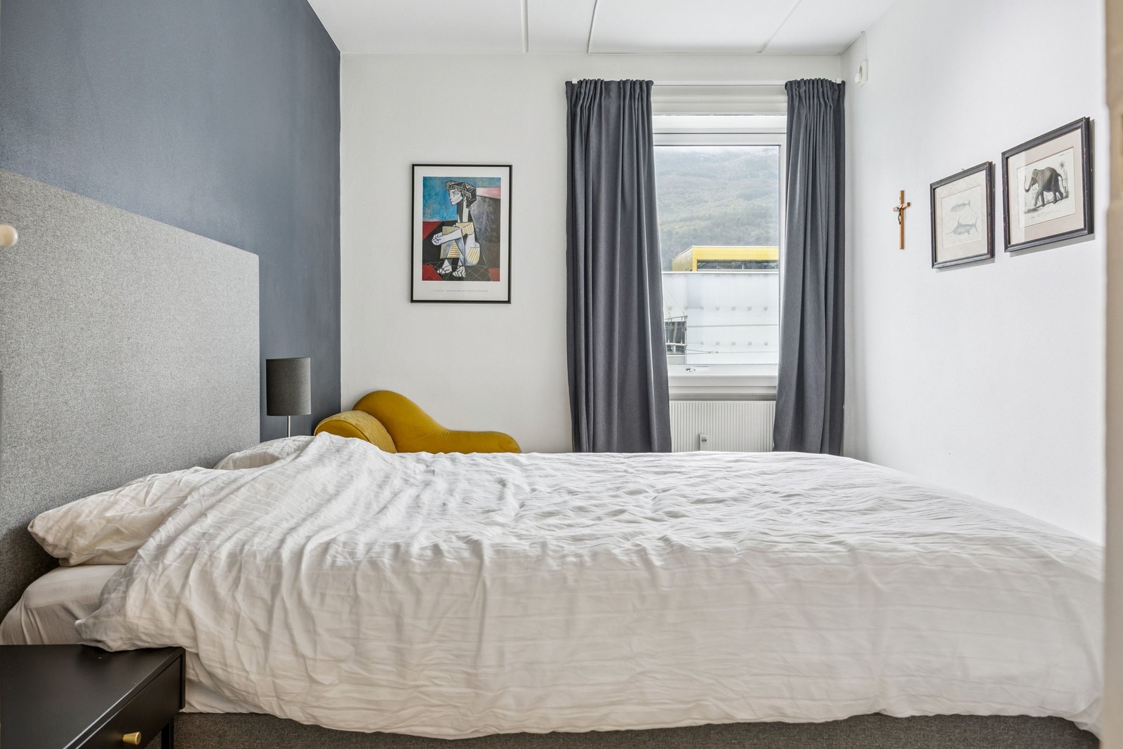 Stort soverom med gode lysforhold, utsikt mot Ulriken og med walk-in closet Galleribilde