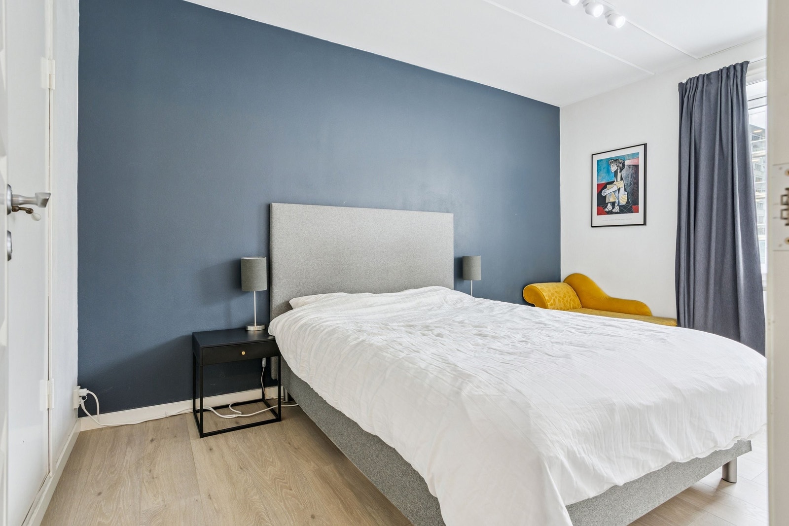 Stort soverom med plass til stor seng Galleribilde