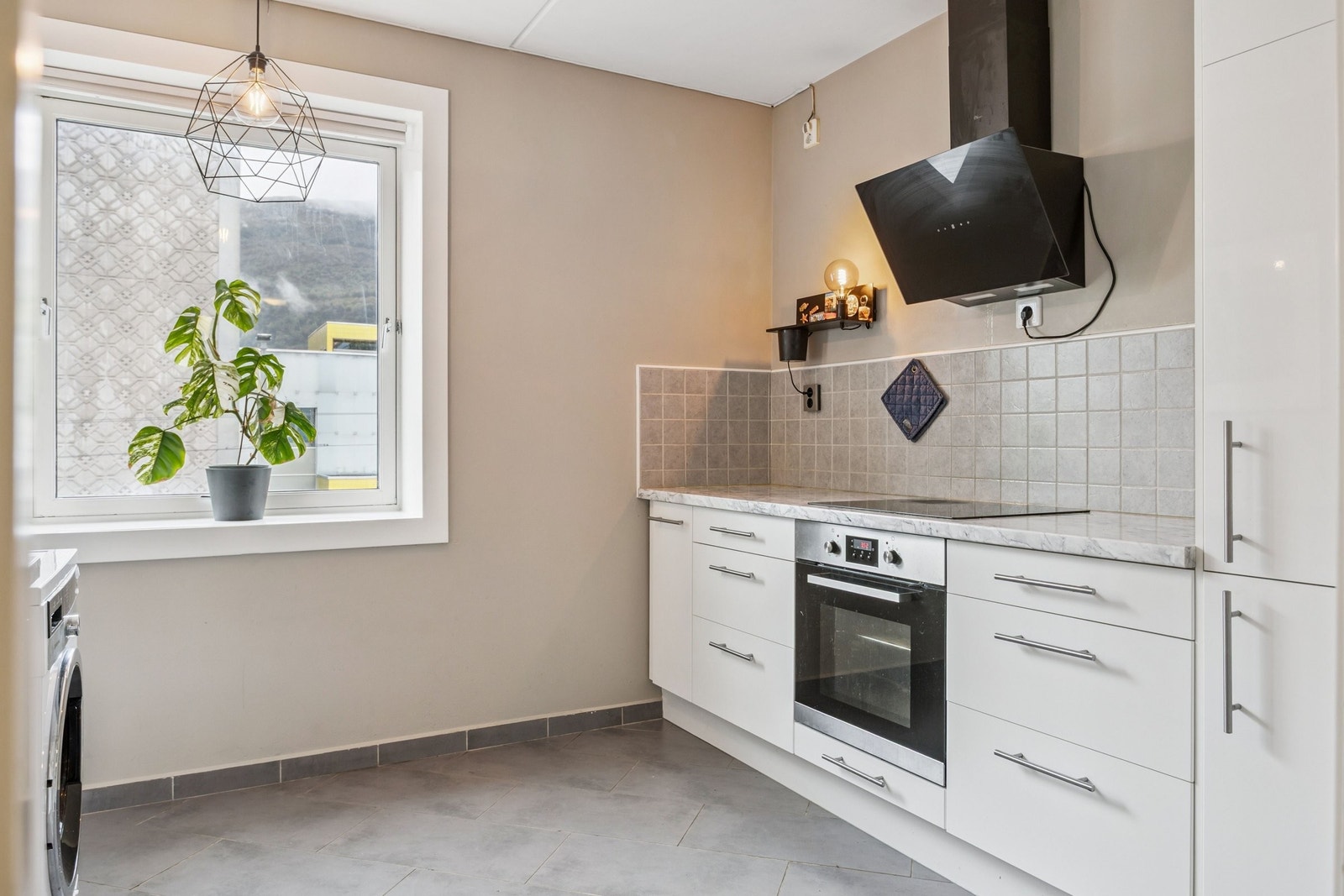 Kjøkken med gode lysforhold og moderne flater. Galleribilde