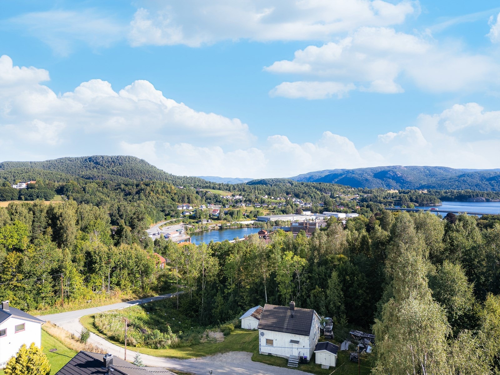 Enebolig beliggende på stor eiet tomt i et veletablert boligområde på Strømodden, rett utenfor Ulefoss sentrum. Galleribilde