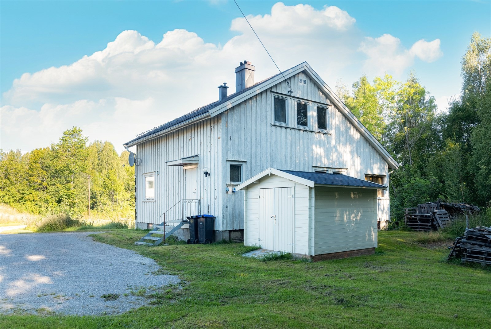 Boligen over to plan og med uinnredet kjeller inneholder blant annet romslig todelt stue og stort kjøkken i 1. etasje, samt bad og 3 soverom i 2. etasje. Boligen er et renoveringsobjekt. Galleribilde