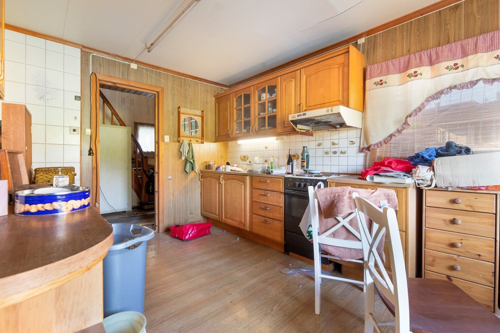 Det er pr. i dag avsatt plass til frittstående hvitevarer som komfyr og kjøleskap. Ventilator over kokesonen med avtrekk ut. Kjøkkenet har adkomst både fra stua og gangen. Galleribilde