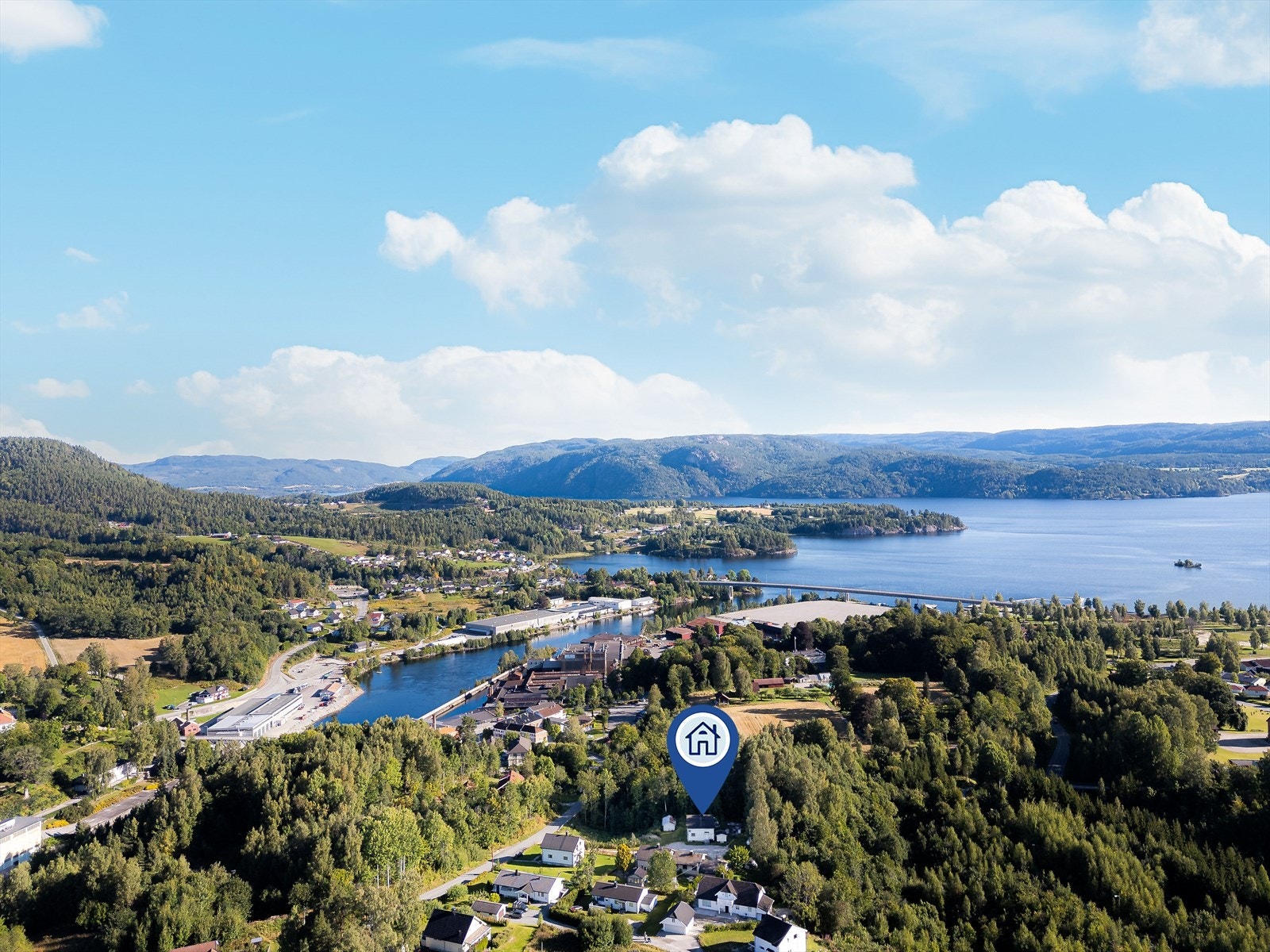 Ulefoss har nærhet til innsjøen Norsjø, som sommerstid byr på flere fine badeplasser og yrende båtliv. Galleribilde