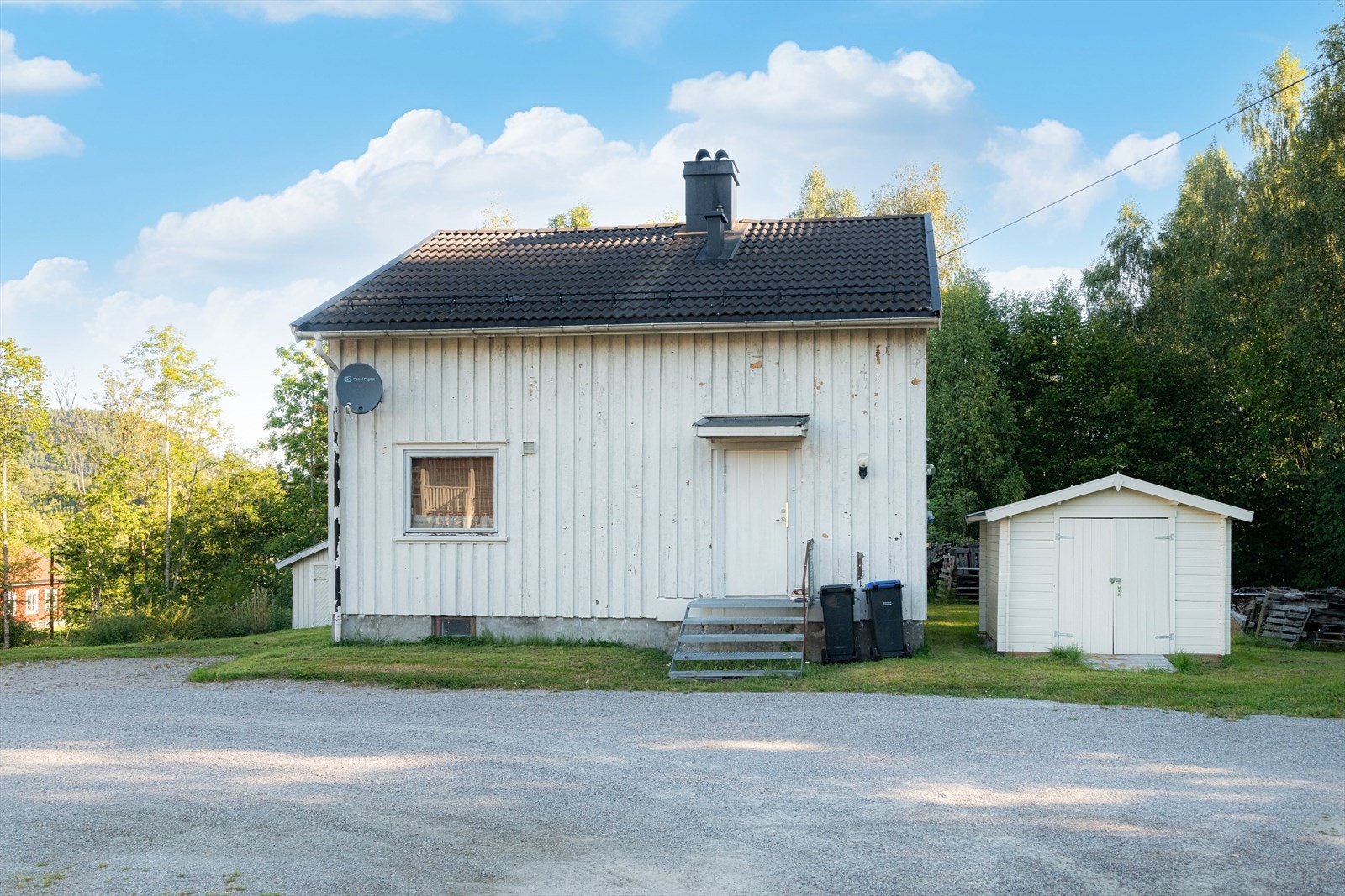 Det er godt med biloppstillingsplasser på gårdsplassen. Galleribilde