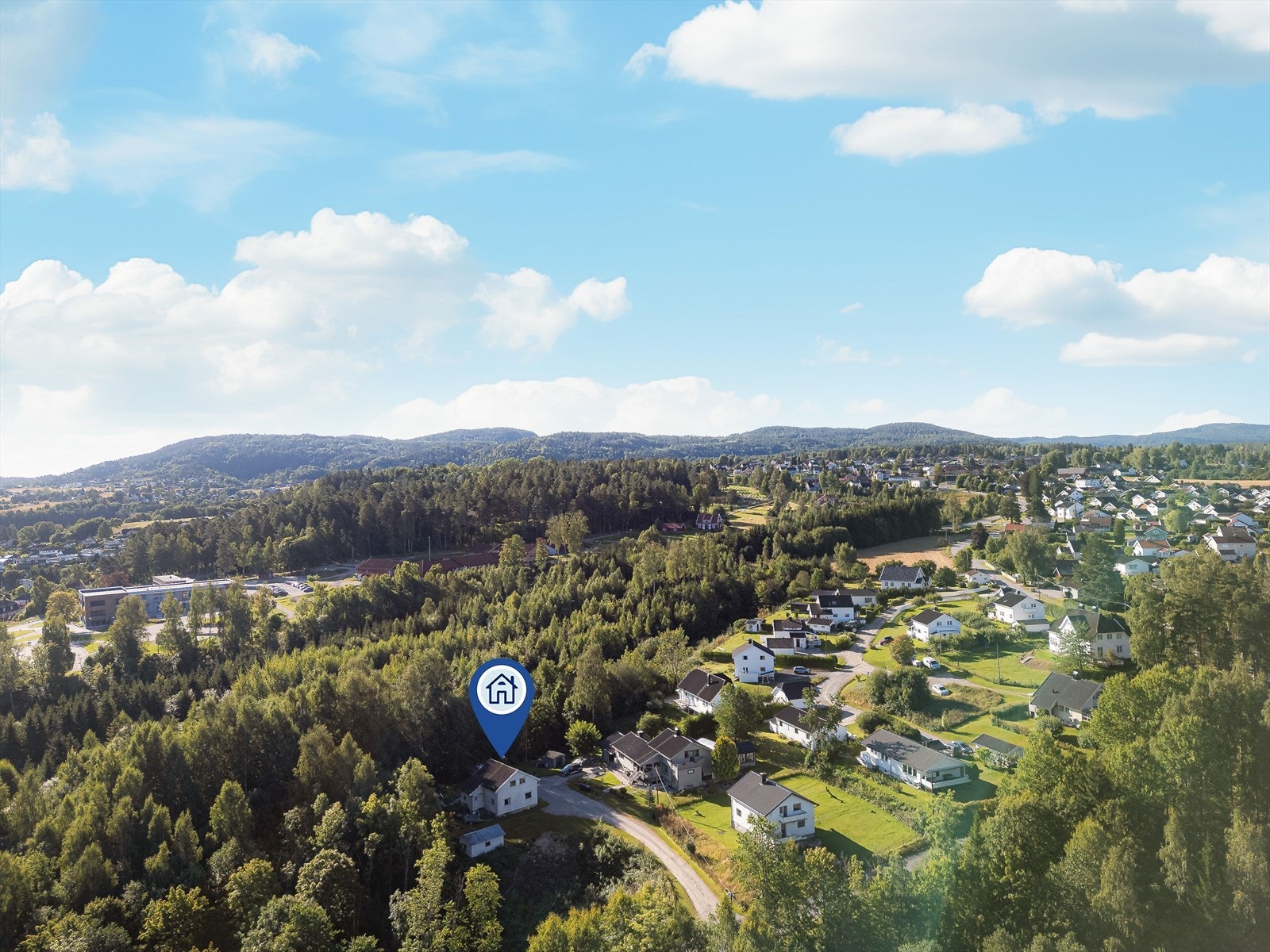 Fine rekreasjonsområder i nærheten, med kort vei til marka og flotte turområder. Om sommeren er det oppmerkete turløyper med mulighet for toppturer, for eksempel til Vinsås, Grasfjell eller Nunsås. Galleribilde