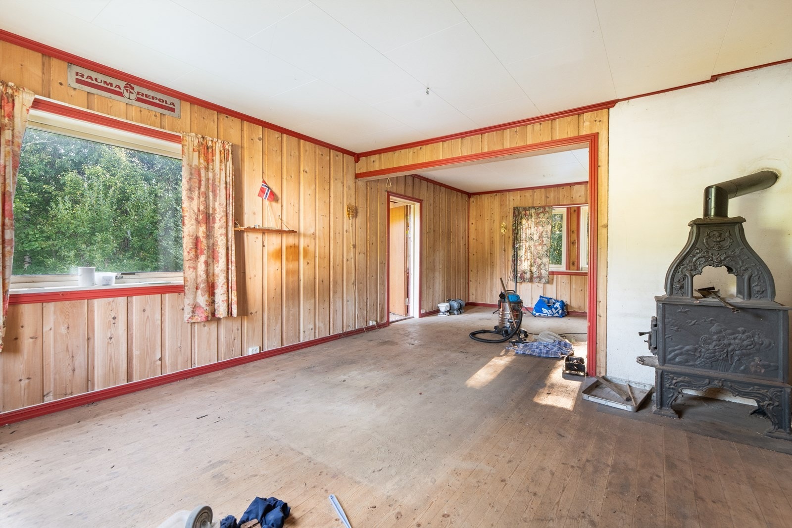 Boligen har en lys og romslig stue som er todelt, med god plass til ønsket møblering. Galleribilde