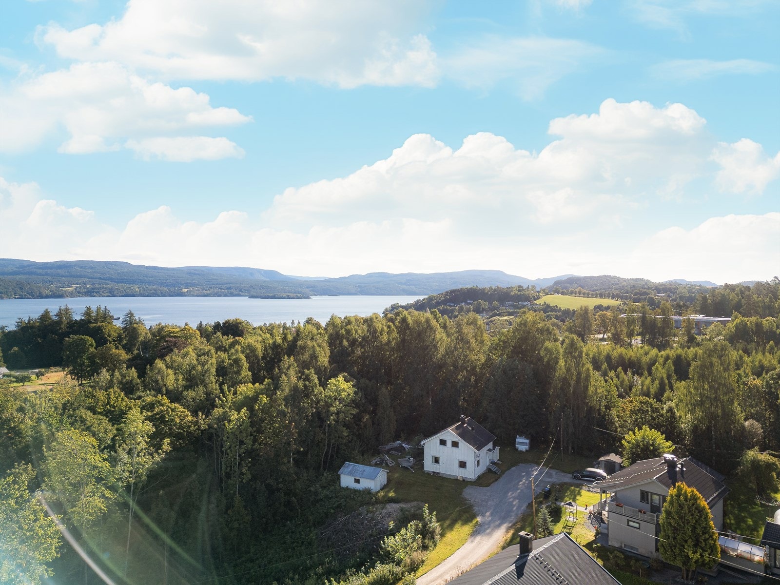 Kun ca. en kilometer til Ulefoss sentrum med butikker, legesenter og offentlige kontorer. Galleribilde