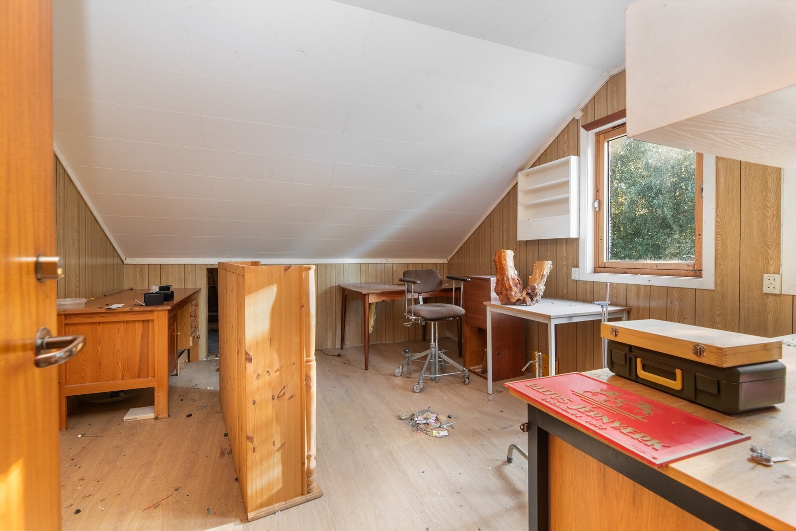 I boligens 2 etasje er det blant annet et eldre bad og tre soverom. Galleribilde