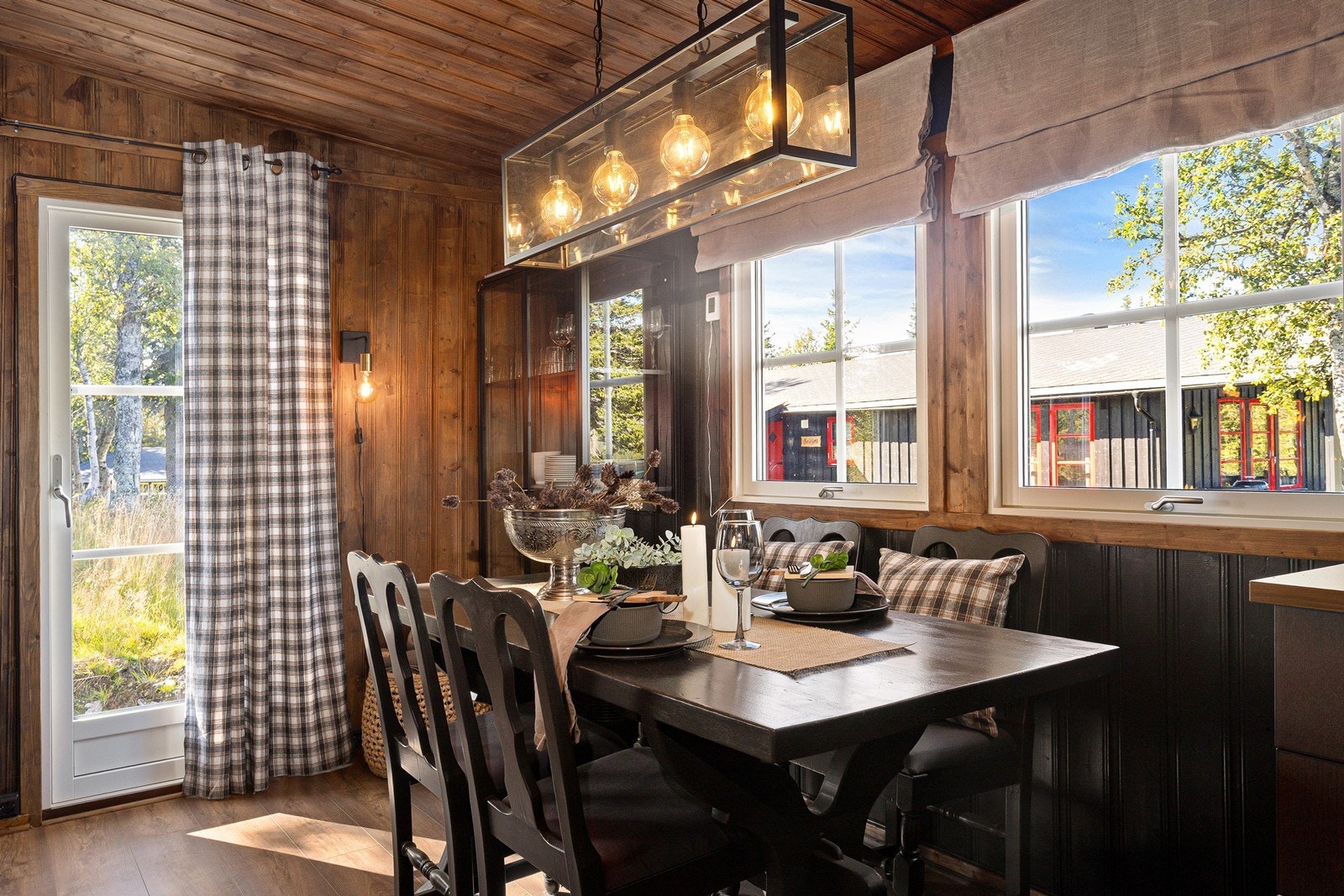 Spiseplassen har sin naturlige plassering i nærhet til kjøkkenet. Galleribilde