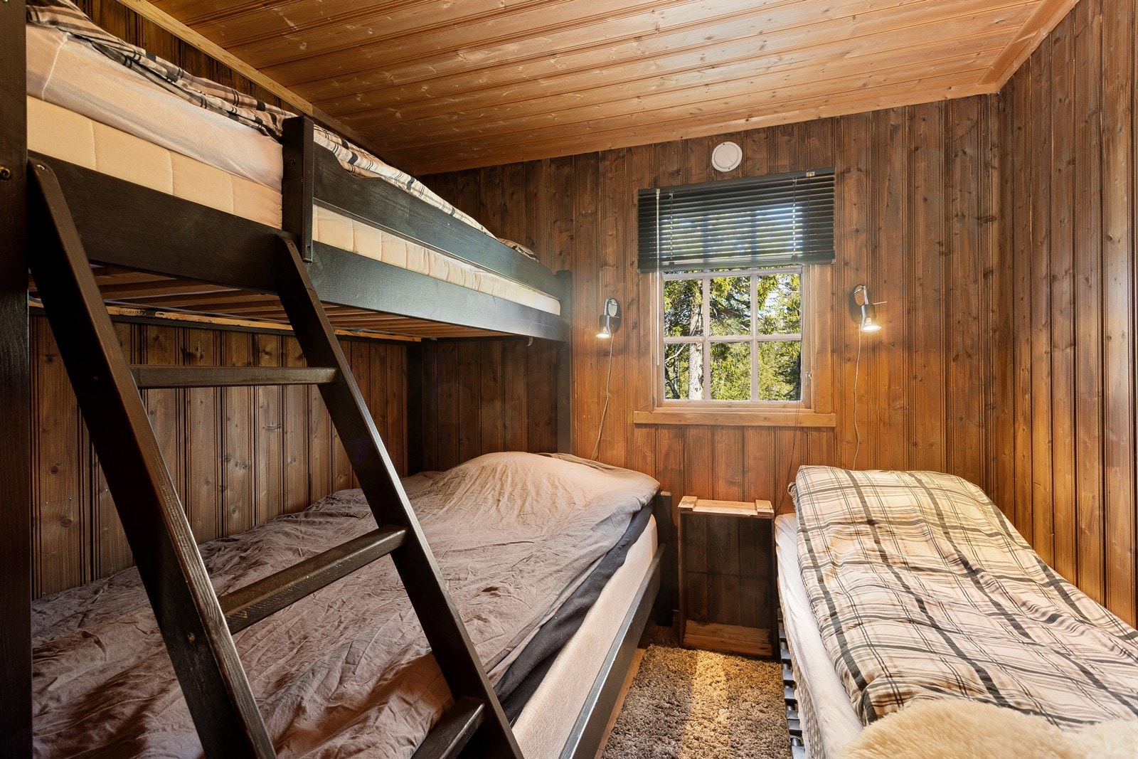 Soverom 2 - Rommene er innredet med dobbeltseng, køyeseng og familiekøye. Galleribilde