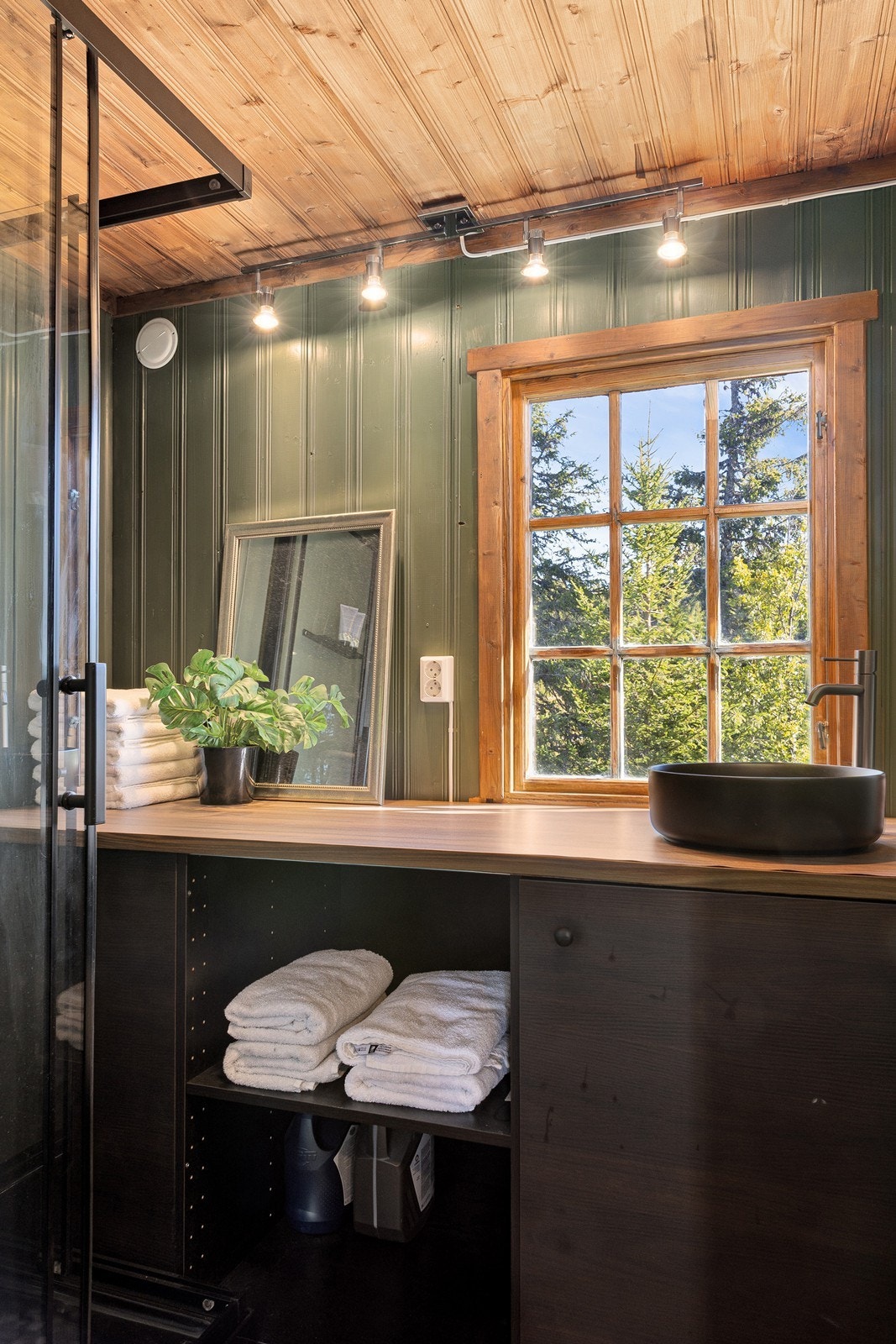 Rommet er innredet med servant og dusjkabinett, og har naturlig ventilasjon. Galleribilde