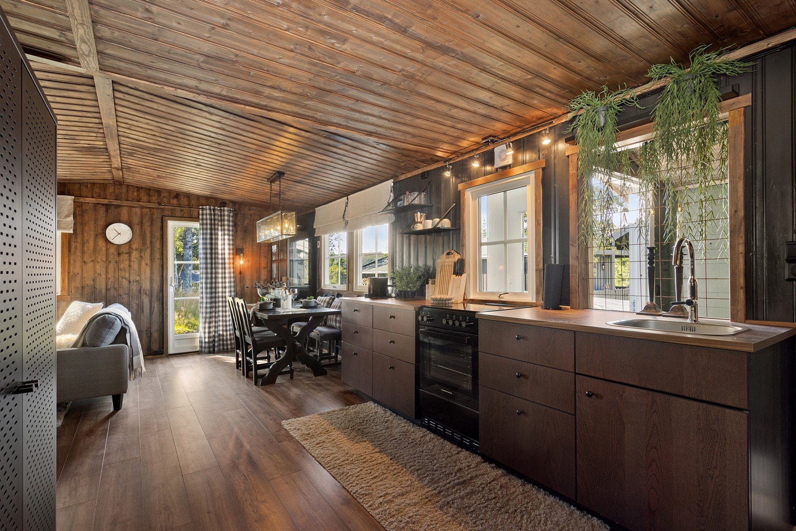 Kjøkkenet har en stilfull innredning med glatte fronter og laminat benkeplate. Galleribilde