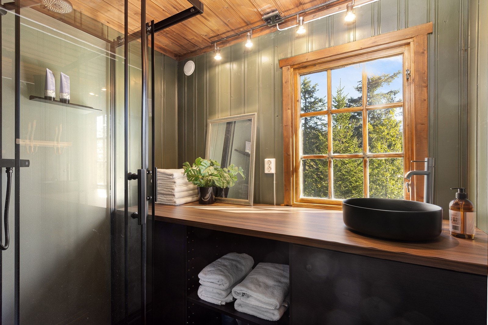 Badet er oppusset i 2024 og har vegger og tak med panel, samt gulv av ubehandlet betong med elvestein. Galleribilde