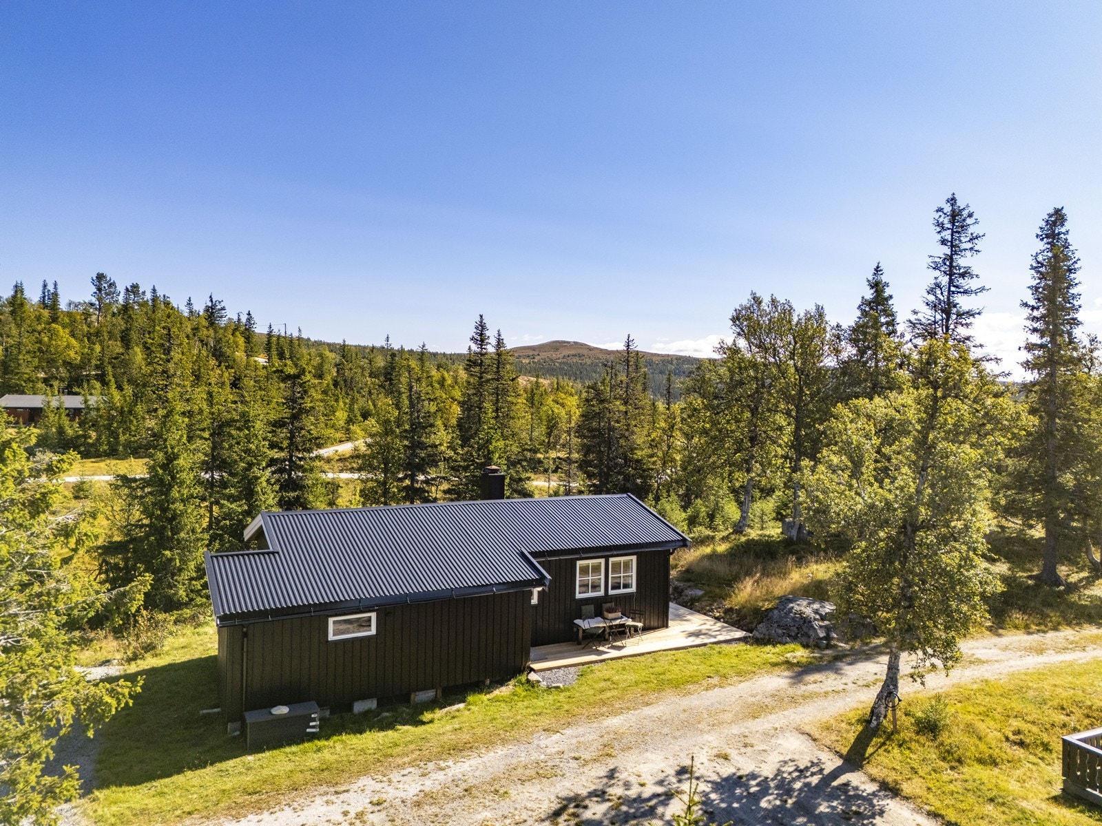 Hytta ligger idyllisk til i et etablert og naturskjønt hytteområde med gode solforhold. Galleribilde
