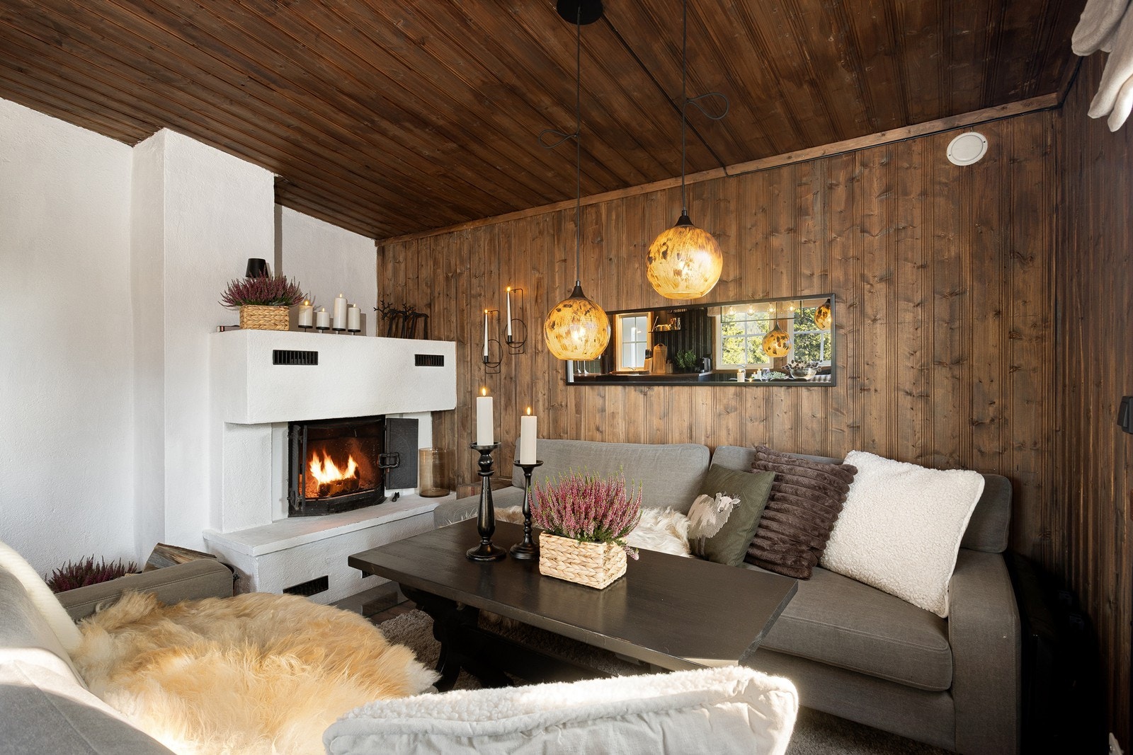 Innvendig har gulvet har laminat, og vegger samt himlinger er kledd med trepanel, noe som gir hytta en gjennomgående lun og koselig atmosfære. Galleribilde