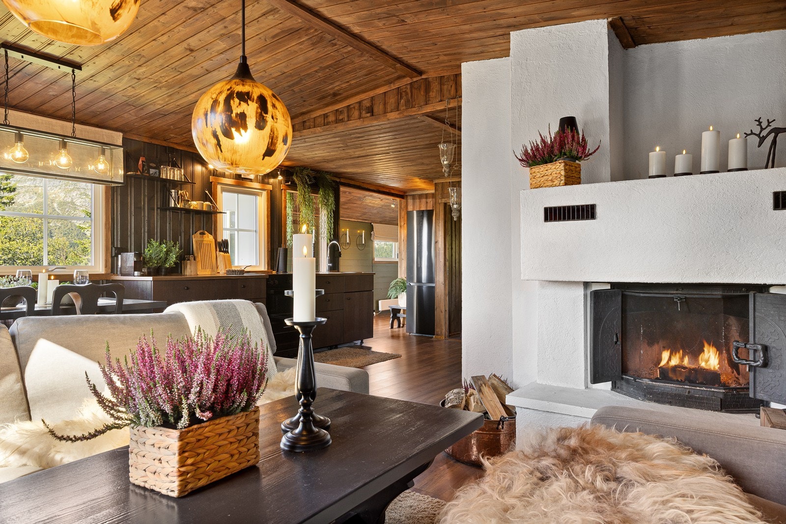 Hytta har en lun og åpen stue- og kjøkkenløsning. Galleribilde