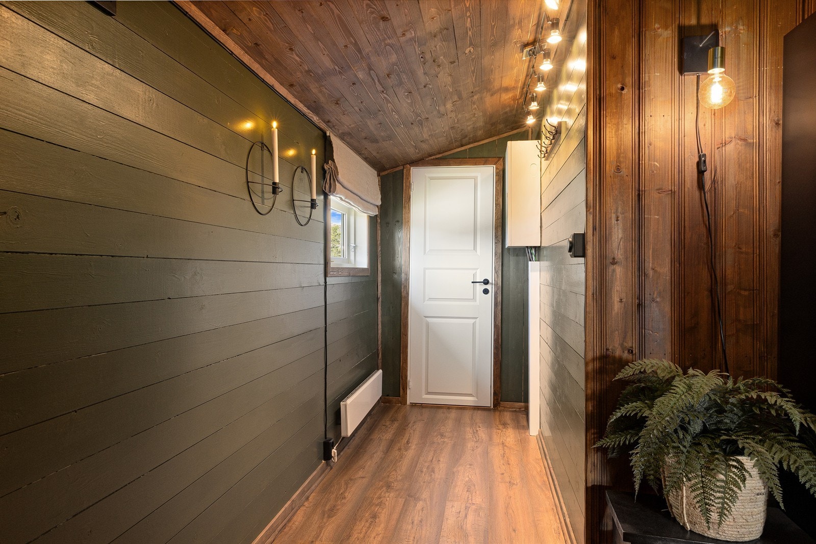 Stemningsfull entré malt i en dyp grønntone ønsker velkommen inn! Galleribilde