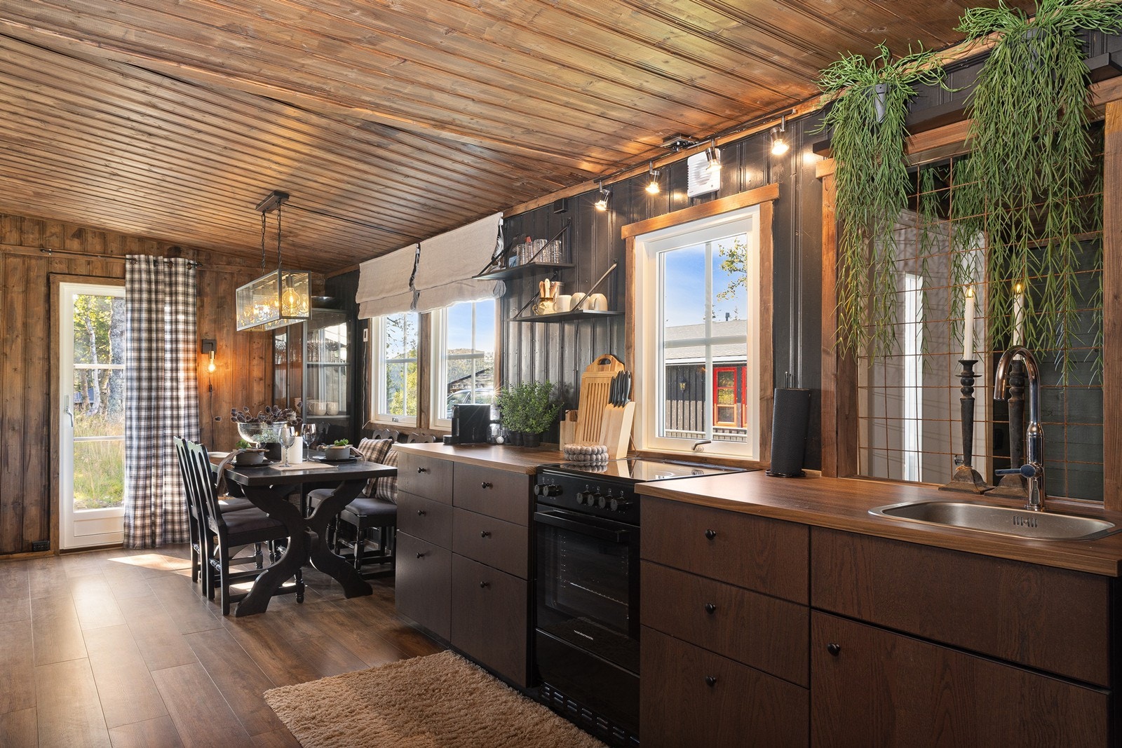 Det er installert kjøl/fryseskap og komfyr, med en Flexit avtrekksvifte montert ved vinduet over komfyren, noe som anses som tilstrekkelig for normalt hyttebruk. Galleribilde