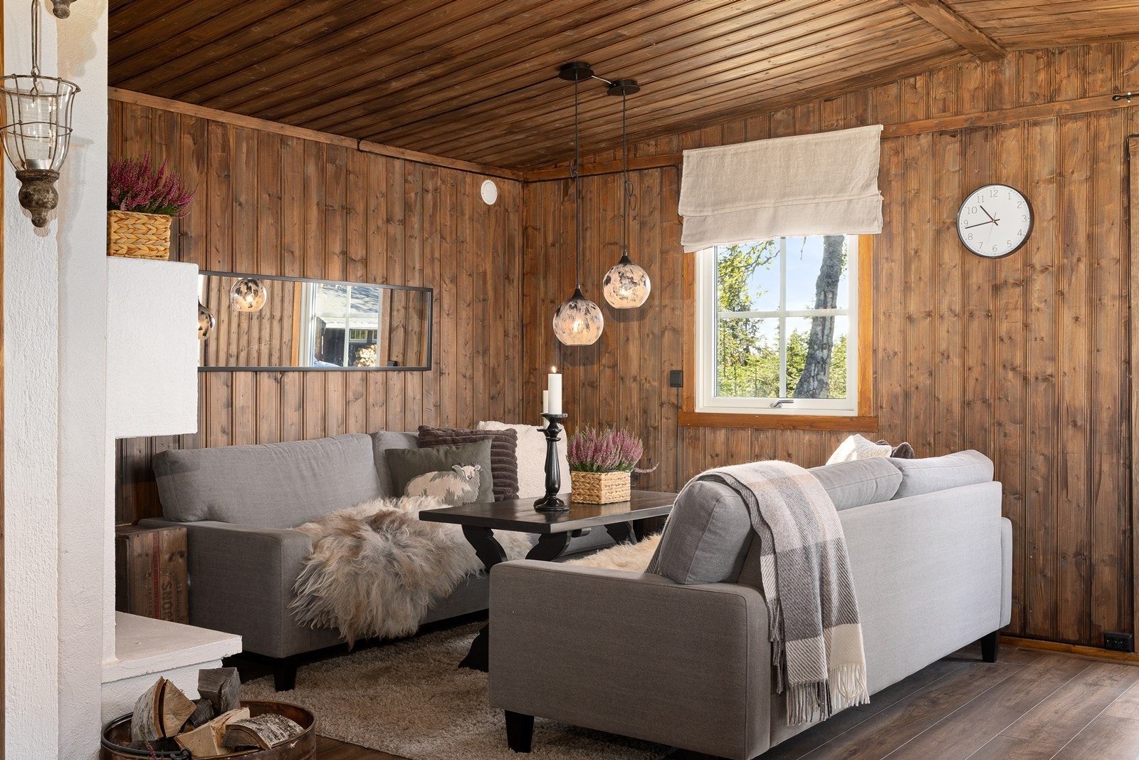 Lune og dempede fargetoner gir en hyggelig atmosfære til rommet, og en innmurt peisinnsats gir både varme og karakter til rommet. Galleribilde